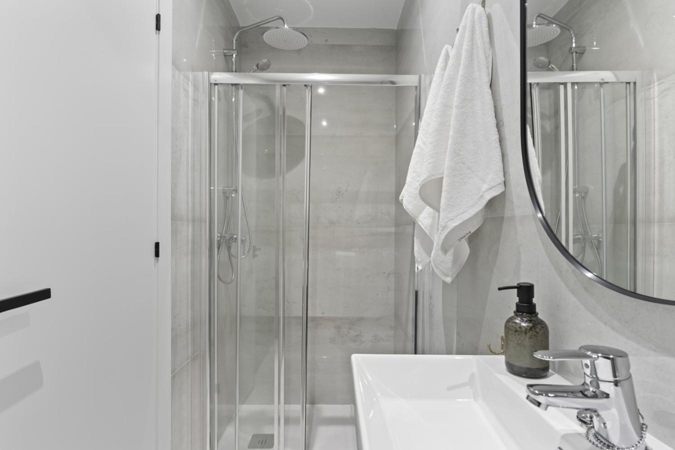 Picasso, 6 Personas, Espacioso Piso De Diseno Apartment *