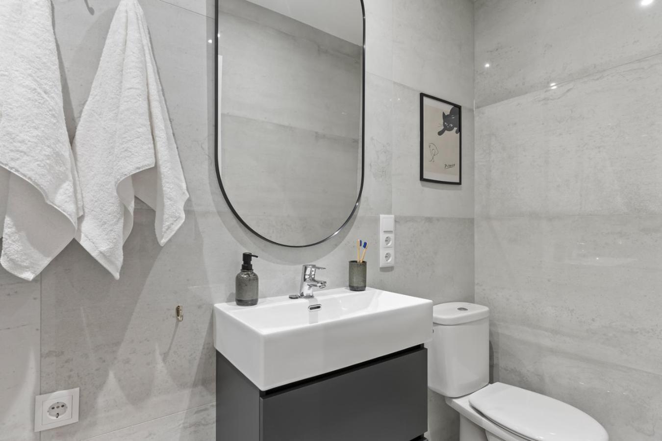 Apartment Picasso, 6 Personas, Espacioso Piso De Diseno