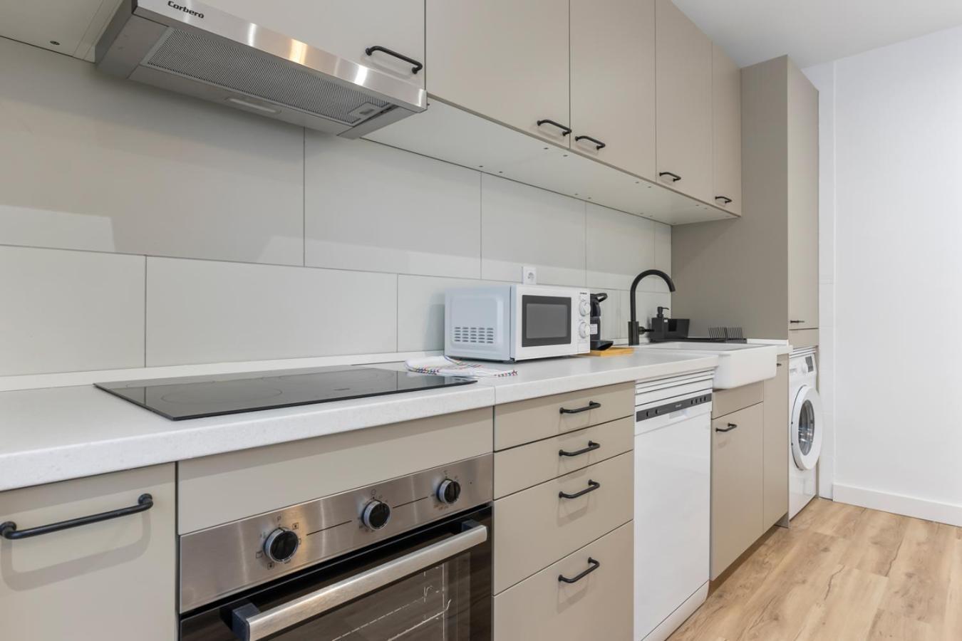 Picasso, 6 Personas, Espacioso Piso De Diseno Apartment *